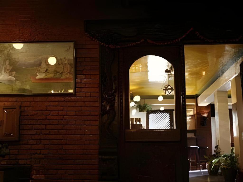 Hotel Vajra Катманду Экстерьер фото